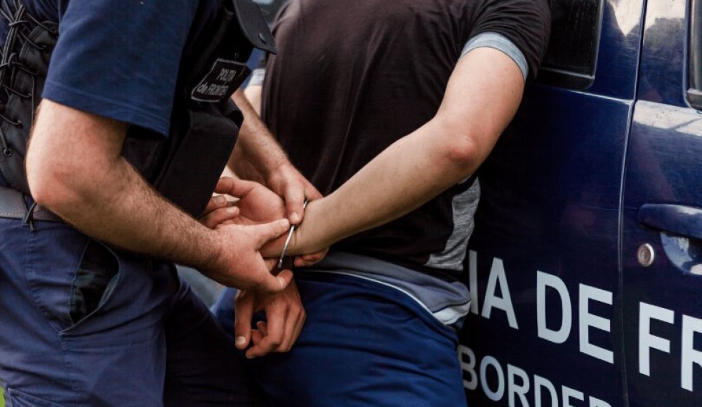 A fost reținut membrul unui grup specializat în organizarea migrației ilegale. Cereau mii de dolari pentru trecerea frontierei